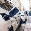 Steeds meer publieke laadpalen voor elektrisch rijden: vaker laden op loopafstand