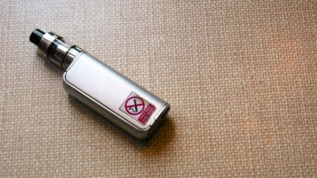 Los vapeadores llevan una década librándose de las restricciones del tabaco en España. El Gobierno quiere acabar con ese privilegio