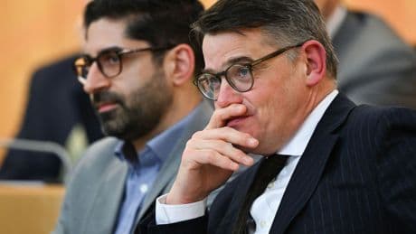 Personalie: Ministerpräsident Rhein als Zeuge im U-Ausschuss geladen