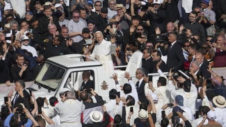 Premier bain de foule et hommage à saint-Pierre: c'est jour d'inauguration pour le pontificat de Léon XIV