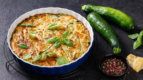 Pastel de calabacín y pollo alto en proteínas, sin gluten y sin harinas