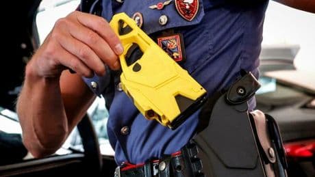 Muore in ambulanza a Olbia dopo essere stato fermato col taser: aveva aggredito passanti e un carabiniere, aperta un'indagine