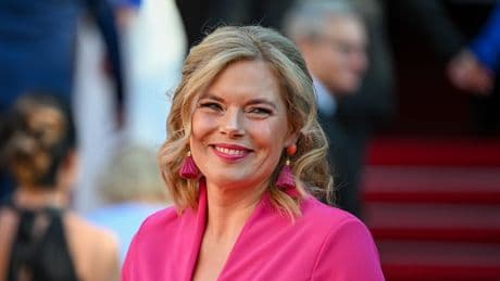 Als "Lady in red": Julia Klöckner posiert mit Rockstar