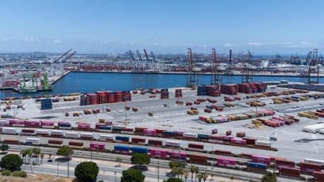 Tregua sui dazi, boom di container dalla Cina agli Stati Uniti. L’esperto: “Porti a rischio caos”