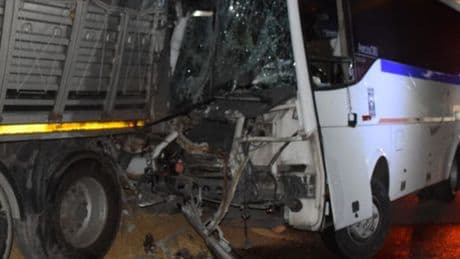 İşçi servisi TIR'a çarptı: 20 yaralı