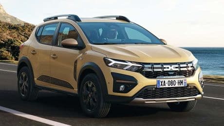 Dacia primo semestre stabile: rafforzata la presenza tra i privati con Sandero punta di diamante, sale la quota di ibrido ed elettrico