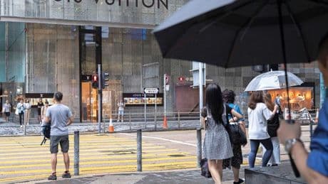Moederbedrijf Louis Vuitton ziet meer zuinigheid Chinese toerist
