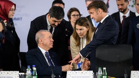 Pourquoi Recep Tayyip Erdogan a-t-il longuement tenu le doigt d’Emmanuel Macron ?