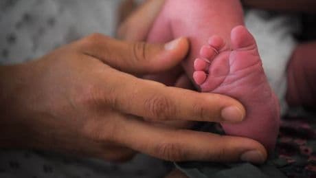 Nourrisson laissé dans une voiture: qu'est-ce que le "syndrome du bébé oublié"?