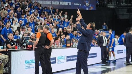 Anadolu Efes tribünleriyle Ergin Ataman arasında şok gerginlik!