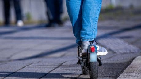 Fahren unter Alkohol: Mit 1,2 Promille: E-Scooter-Fahrer stürzt und verletzt sich