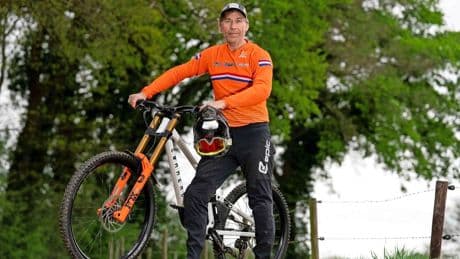 Snowboardlegende Sjoerd Remmelink is inmiddels een vijftiger maar nog net zo fanatiek: ’Ik wil revanche op de fiets’