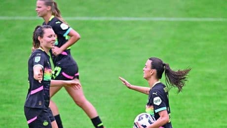 PSV wint in Vrouwen Eredivisie na blunder van scheidsrechter, titelstrijd met FC Twente naar kookpunt