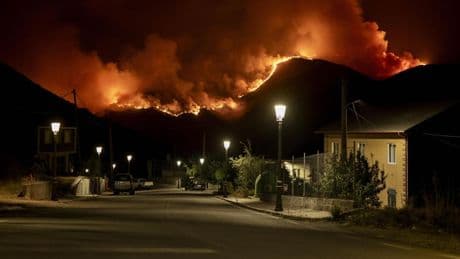 Las esquivas lluvias se resisten a acabar de apagar los grandes incendios forestales