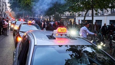 Les taxis menacent de bloquer Orly, Roissy et Roland Garros
