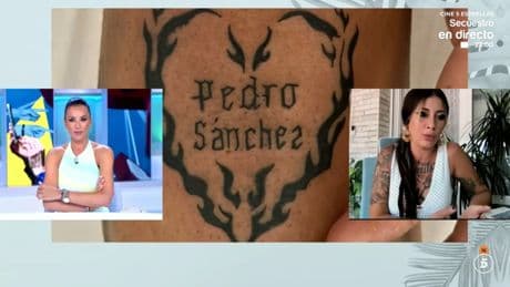 Cristina, la joven con 40 matrículas de honor, se tatúa el nombre de Pedro Sánchez: "Me haría también el de Rufián o Irene Montero"