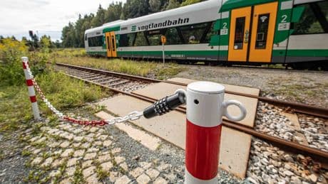 Posse um Bahnübergang in Sachsen - Die total bescheuerte Geschichte hinter der Kette