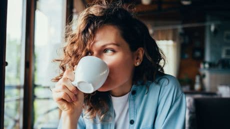 Schon nach der ersten Tasse - Darum sind Kaffeetrinker morgens besser gelaunt