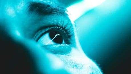 Une couleur jamais vue, révélée par un faisceau laser dans l’œil