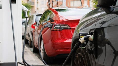 El coche eléctrico ahorra hasta 945 euros al año respecto a uno de combustión