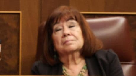 Cristina Narbona se queda dormida en su escaño del Congreso durante la sesión de control al Gobierno