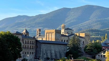 El Ayuntamiento de La Seo de Urgel aboga por ofrecer empleo público a los inmigrantes ilegales