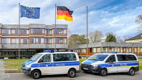 Erstes Bundesland ordnet an - Deutsche Flagge vor jeder Polizei