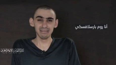Nuovo video di un ostaggio diffuso dai terroristi palestinesi. La madre: "Hanno distrutto mio figlio"