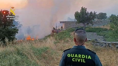 Huyendo de las llamas en Jarilla: "Mi madre tuvo que dejarlo todo, sólo cogió las medicinas y la urna de cenizas de mi padre"