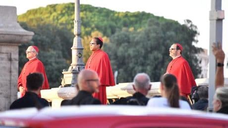 Mode : « Par sa débauche de croix et de vêtements pseudo-ecclésiastiques, le dernier défilé Dolce & Gabbana tourne le christianisme en dérision »