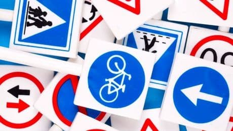 Las nuevas señales de tráfico que te podrás encontrar este verano en la carretera