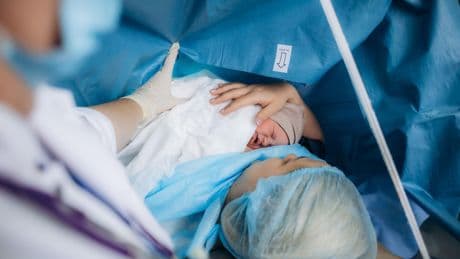 Une naissance sur cinq : la France pratique-t-elle trop de césariennes ?