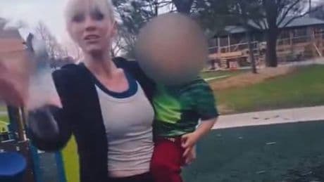 Chiama un bimbo "neg…". Minacciata, chiede fondi online: la cifra folle che ha incassato