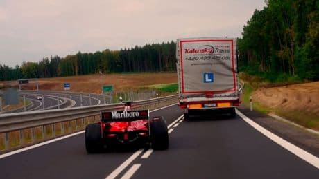 Im normalen Straßenverkehr - Formel-1-Flitzer rast über die Autobahn!
