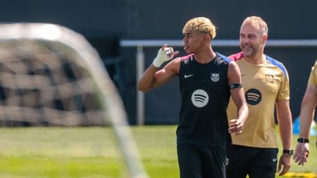 Flick no sufre por Lamine pero quiere otro extremo