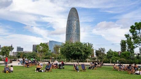 Barcelona se activa contra el calor: más refugios climáticos y juegos de agua