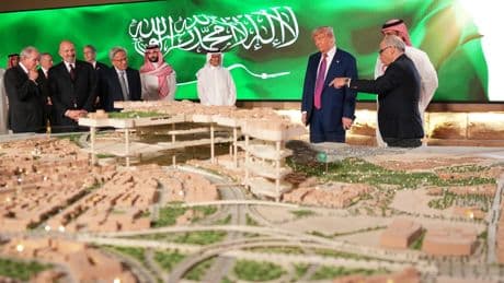 Trump Shrugs Off Netanyahu on Gulf Tour