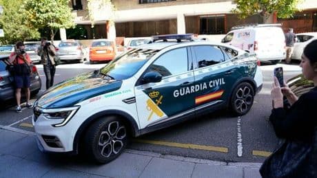 Spagna, scoperta casa degli orrori: bimbi segregati per oltre tre anni. «Arrestati i genitori, ordinavano sempre cibo online»