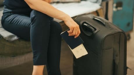 Detenida una mujer por viajar con una niña de dos años dentro de una maleta