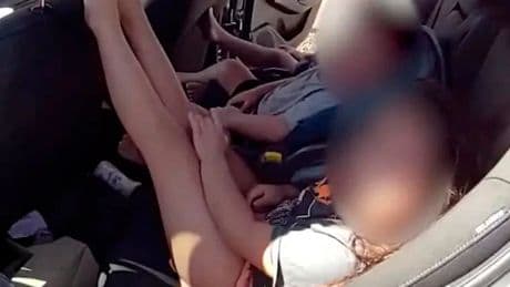 Um in Sex-Shop zu gehen - Vater lässt Kinder bei 51 Grad im Auto sitzen!