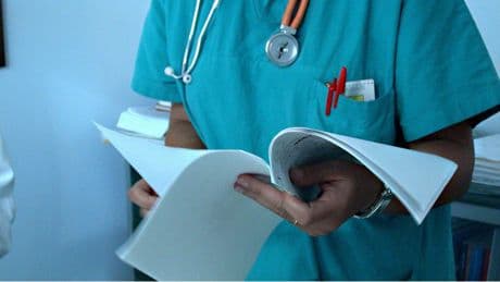 François Bayrou veut imposer à tous les médecins de travailler deux jours par mois dans les déserts médicaux