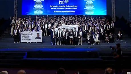 İTÜ mezuniyetinde skandal olay! Ayet yazılı pankartı hazmedemediler