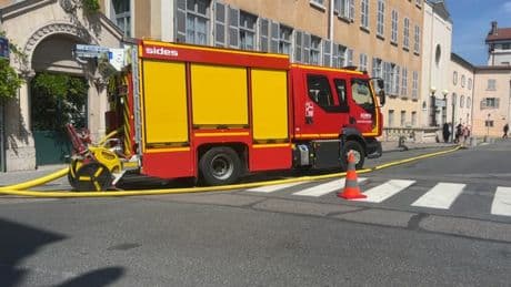 Un incendie en cours dans une déchetterie du Rhône