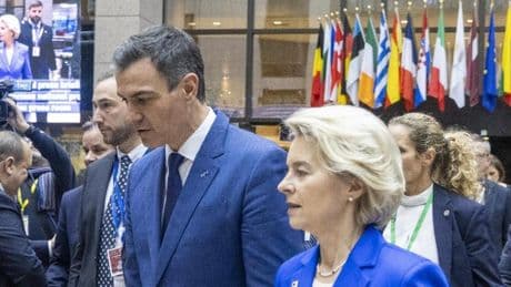 Bruselas amonesta a Sánchez por arrastrar los pies en la lucha contra la corrupción en pleno estallido del 'caso Cerdán'