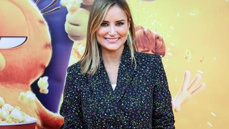 Lleno de libros, recuerdos familiares y mensajes positivos: así es el salón de Alba Carrillo