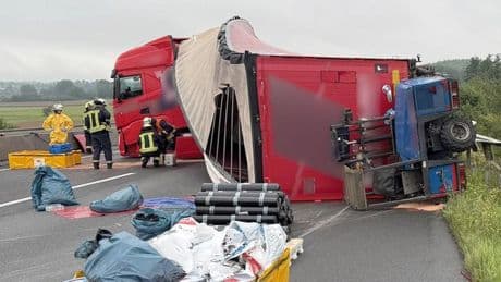 Landkreis Fulda: Lkw kracht gegen Brücke - Person eingeklemmt