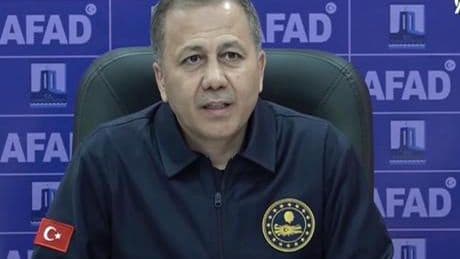 Bakan Yerlikaya: Çanakkale'deki orman yangınlarında 2 bin 220 kişi tahliye edildi