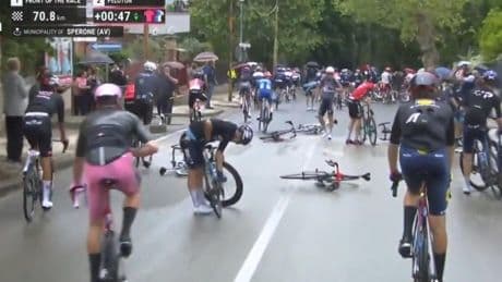 Se reanuda la sexta etapa del Giro tras ser neutralizada por una caída con decenas de ciclistas afectados
