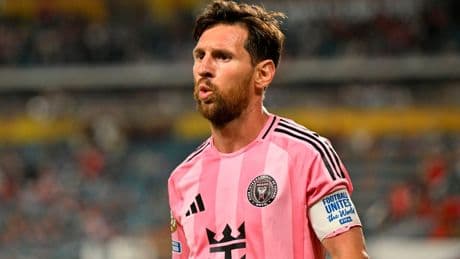 Messi beraberlikle başladı: Son dakika şutu direkten döndü