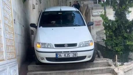 Navigasyona uydu, merdivende mahsur kaldı